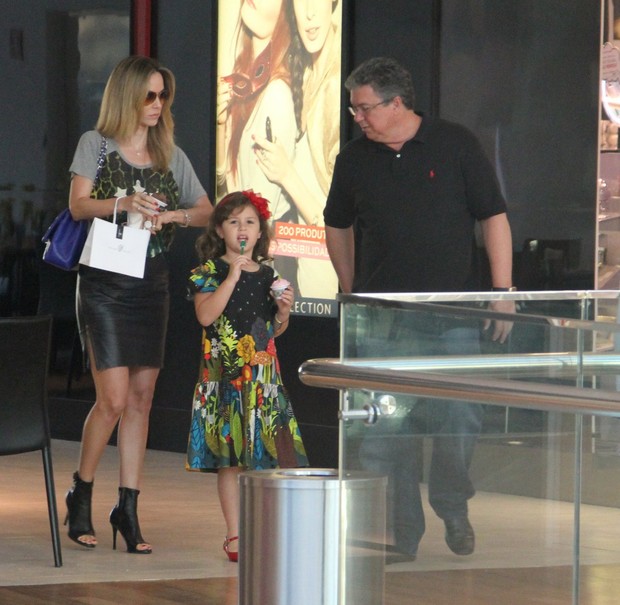 Ana Furtado e Boninho com a filha Isabella (Foto: Marcus Pavão/ Ag. News)