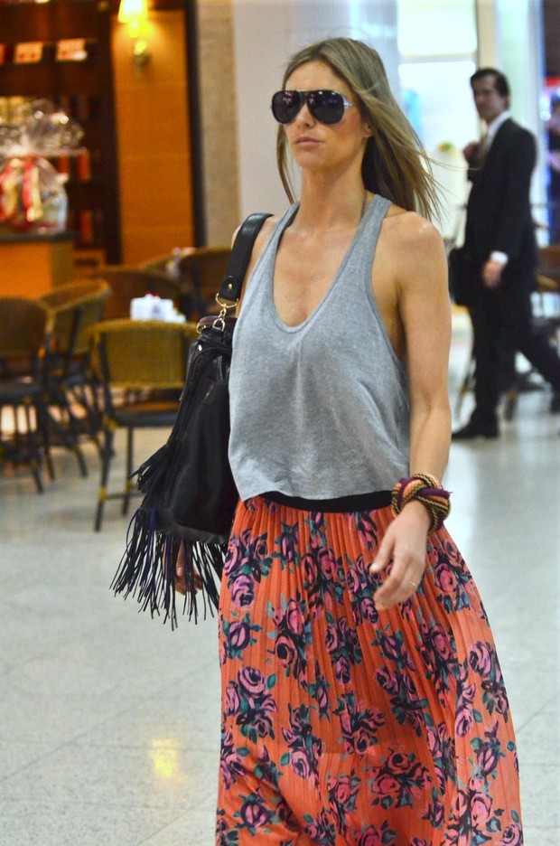 Fernanda Lima no aeroporto (Foto: William Oda / AgNews)