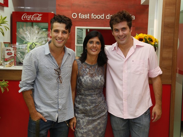 Bruno Gagliasso, Lúcia e Thiago Gagliasso em inauguração de restaurante na Zona Oeste do Rio (Foto: Felipe Assumpção e Leo Marinho/ Ag. News)
