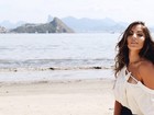Anamara capricha no carão em ensaio fotográfico na praia