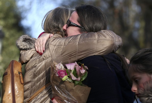 Mulheres se abraçam durante homenagens a George Michael (Foto: Reuters)