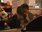 Fernanda Lima e Rodrigo Hilbert trocam carinhos durante jantar
