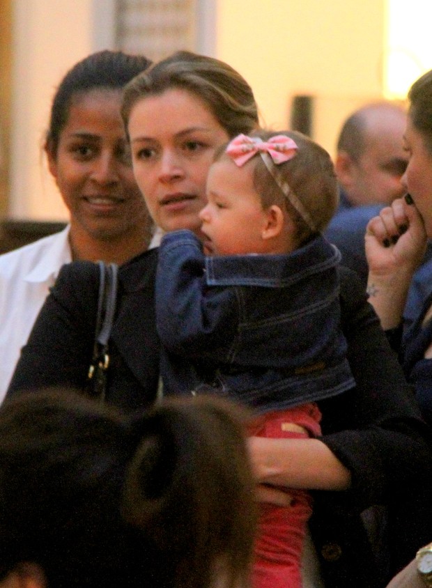 Bianca Castanho com a filha em shopping do Rio (Foto: Daniel Delmiro / AgNews)