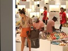 Fernanda Souza faz compras em shopping no Rio e Thiaguinho espera