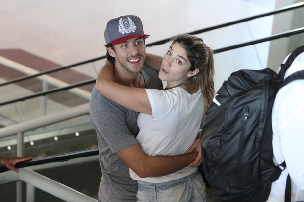 Priscila Fantin e o marido Renan Abreu em aeroporto no RJ (Foto: Marcello Sá Barretto / Agnews)