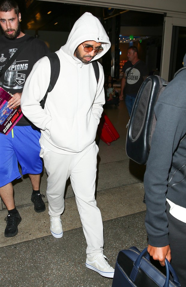 X17 - Drake em aeroporto de Los Angeles, nos Estados Unidos (Foto: X17online/ Agência)