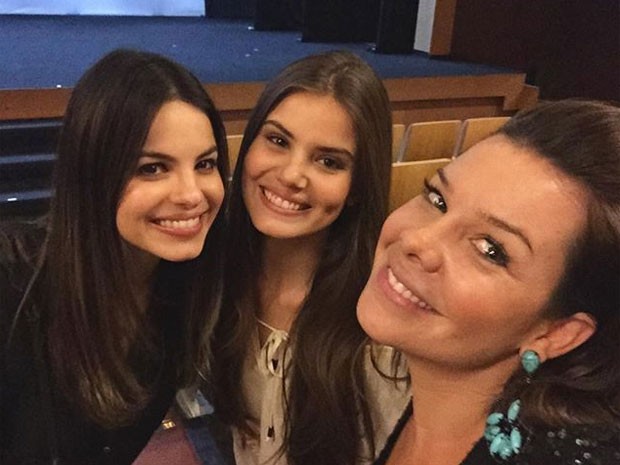 Sthefany Brito, Camila Queiroz e Fernanda Souza em teatro no Rio (Foto: Instagram/ Reprodução)
