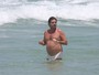 De sunga branca, Felipe Camargo mergulha em praia do Rio
