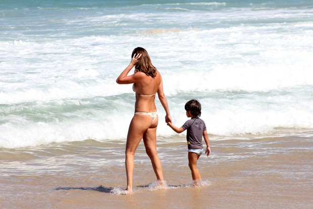 Letícia Birkheuer na praia com o filho (Foto: JC Pereira / AgNews)