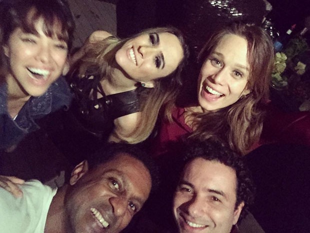 Miá Mello, Tatá Werneck, Mariana Ximenes, Luís Miranda e Marco Luque em festa (Foto: Instagram/ Reprodução)
