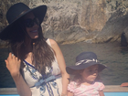 Daniela Albuquerque curte ilha de Capri com a filha