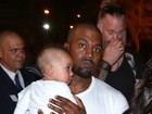 Saint West faz primeira aparição com Kanye e Kim Kardashian