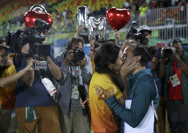 Izzy Cerullo, jogadora brasileira de rugby, e Marjorie Enya, que a pediu em casamento (Foto: REUTERS/Alessandro Bianchi )