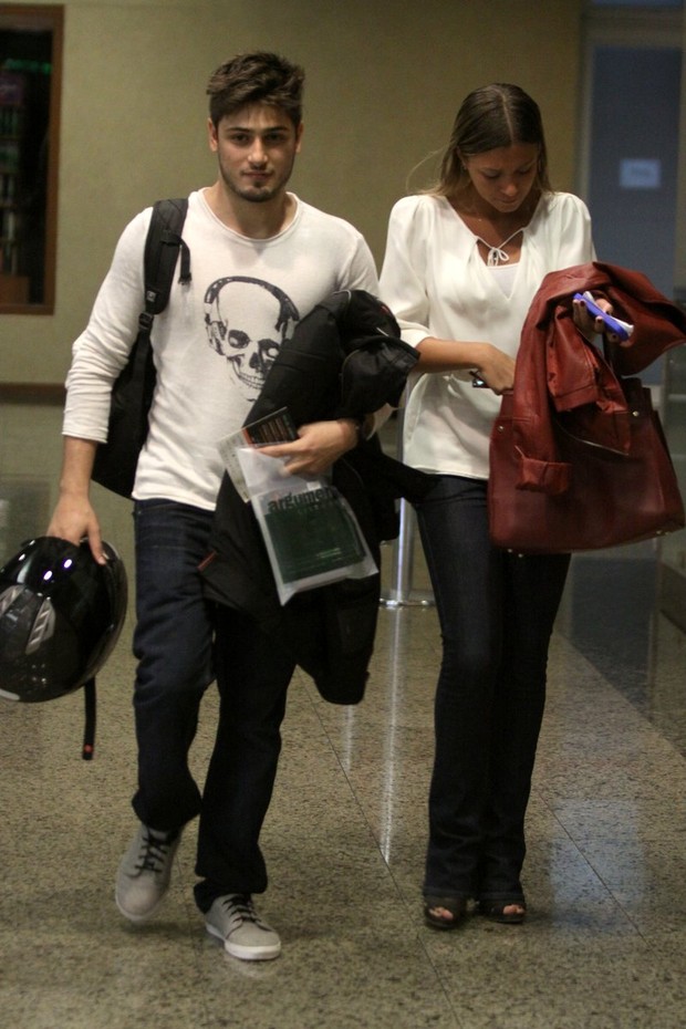 Daniel Rocha e namorada em shopping no RJ (Foto: Marcos Ferreira / FotoRioNews)