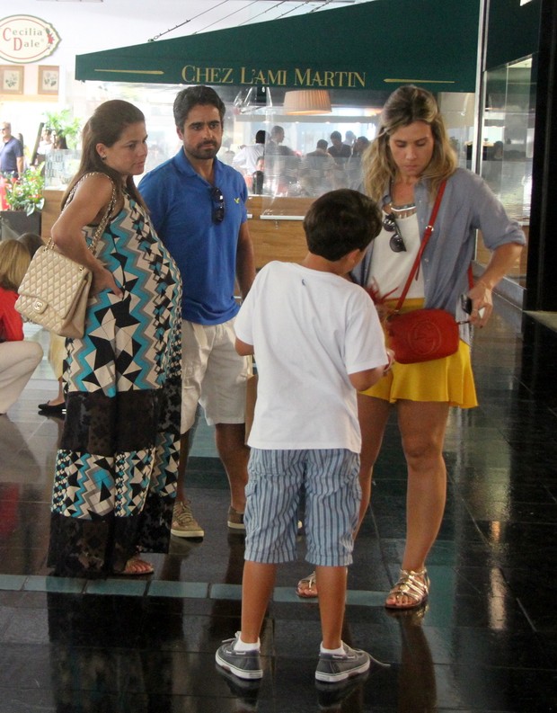 Nivea Stelmann passeia com família pelo shopping do Rio (Foto: Daniel Delmiro / Agnews)