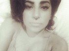 Lady Gaga posta foto antes de dormir com camisola decotada
