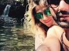 Sandro Pedroso e Jéssica Costa posam coladinhos em cachoeira