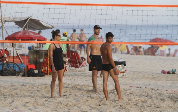 Rodrigo Hilbert e Fernanda Lima jogam vôlei na praia (Foto: Gil Rodrigues / Foto Rio News)