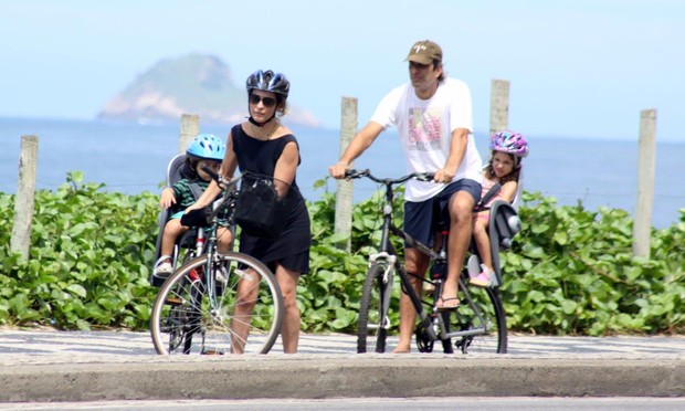 Claudia Abreu e familia pedalam no Leblon (Foto: J. Humberto/ Ag. News)