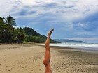 Gisele Bündchen mostra equilíbrio ao fazer ioga na praia