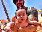 Ex-BBB Rodrigo mostra filha se divertindo na praia