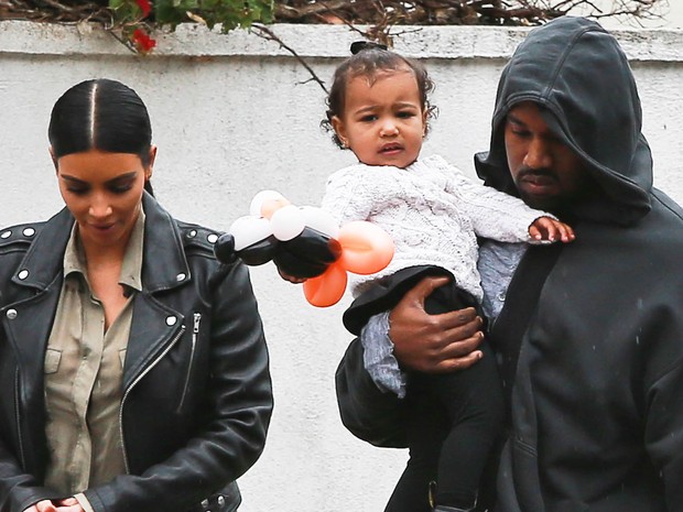 Kim Kardashian, Kanye West e North (Foto: Grosby Group)