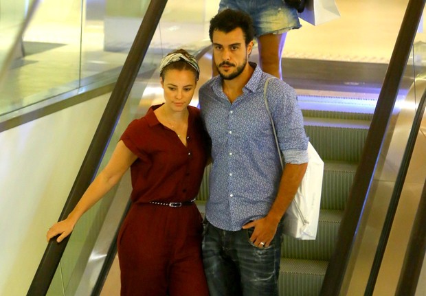Paola Oliveira e o namorado (Foto: Marcello Sá Barretto_agnews)