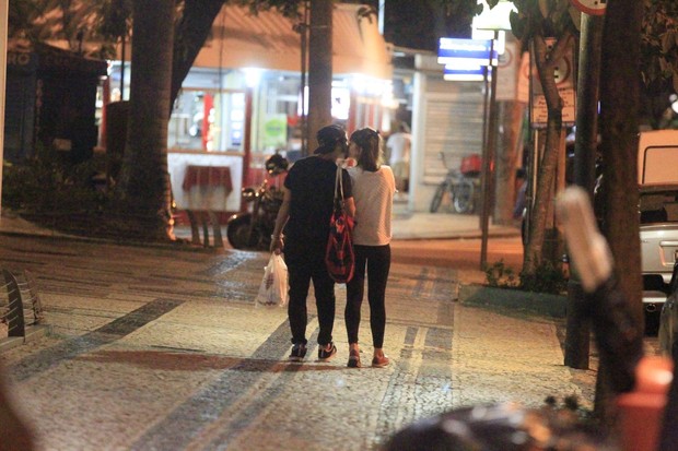 Caio Castro e Maria Casadevall se beijam (Foto: Delson Silva / AgNews)