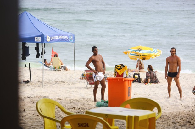 Marcello Melo Jr. com Pablo Moraes na Praia da Barra da Tijuca (Foto: Agnews)