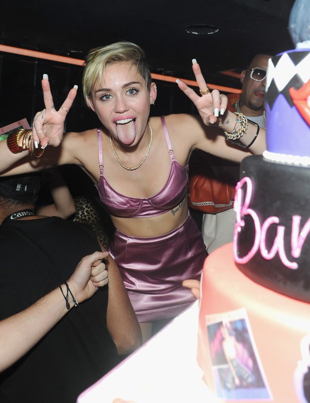 Miley Cyrus em boate em Nova York, nos Estados Unidos (Foto: Jamie McCarthy/ Getty Images/ AFP)