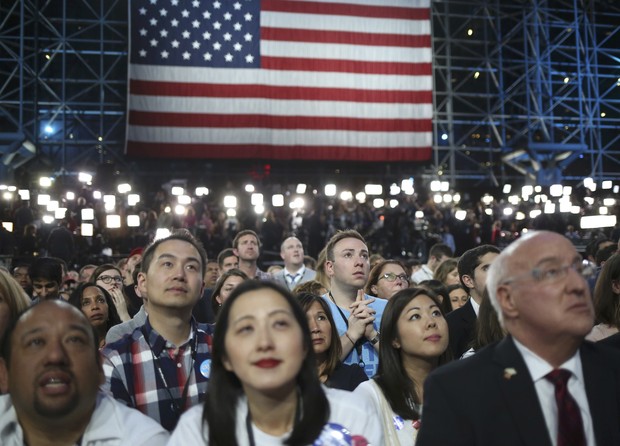 Eleitores americanos acompanham apuração dos votos em Nova York (Foto: REUTERS/Adrees Latif)
