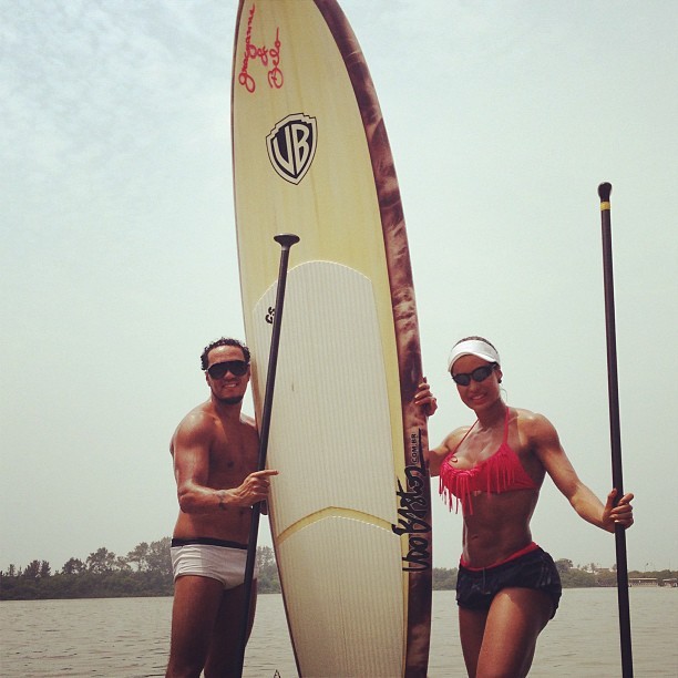 Gracyanne Barbosa e Belo fazem stand up paddle (Foto: Instagram / Reprodução)