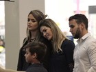 Kelly Key passeia com o marido e os filhos em shopping no Rio