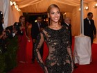 Quatro meses após ser mãe, Beyoncé exibe corpão em evento