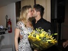Ex-BBBs Fernanda e André se beijam durante evento no Rio