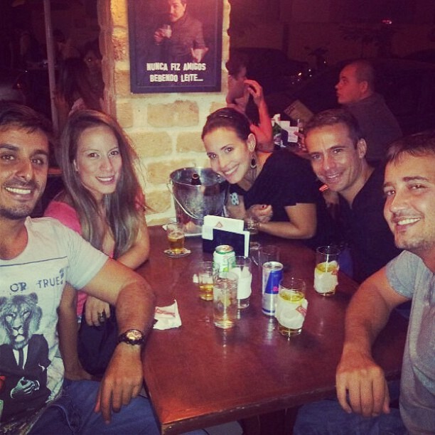 Juliana Knust (de blusa preta) com os familiares (Foto: Reprodução/Instagram)