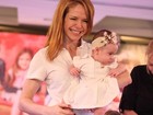 Babi Xavier desfila com a filha de apenas cinco meses