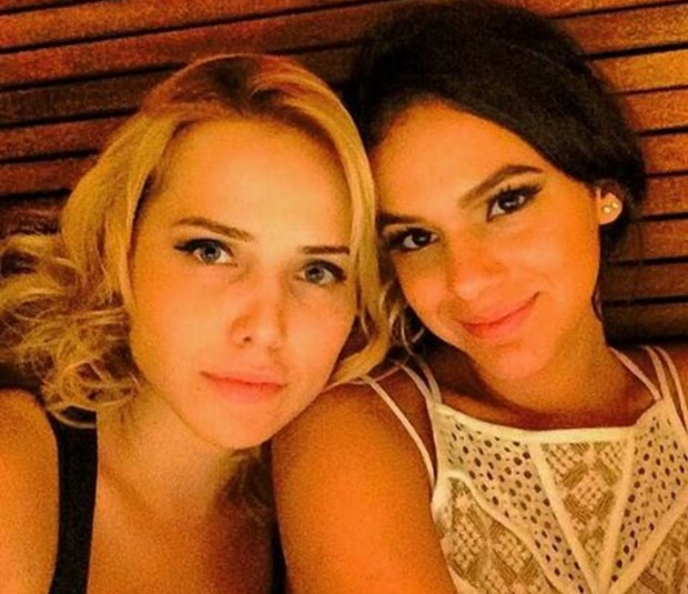 Leticia Colin e Bruna Marquezine nos bastidores de Nada Será Como Antes (Foto: Reprodução/Instagram)