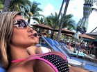 Andressa Urach curte piscina de hotel nas Bahamas: 'Ficando pretinha'