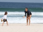 Grazi Massafera pratica exercícios na praia na companhia da filha, Sofia