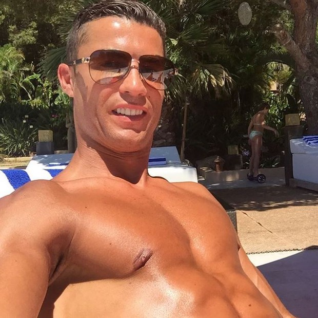 Cristiano Ronaldo reforçando o bronzeado durante as férias (Foto: Reprodução/Instagram)