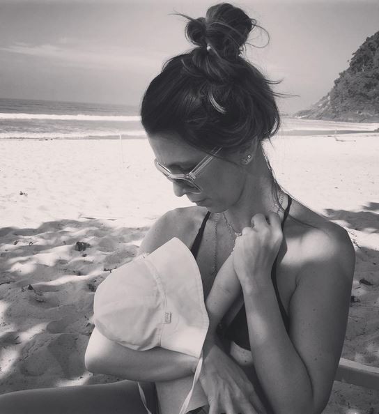 Sarah Oliveira amamenta a filha (Foto: Reprodução/Instagram)