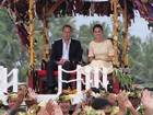 Príncipe William e Kate Middleton são carregados durante visita a ilha