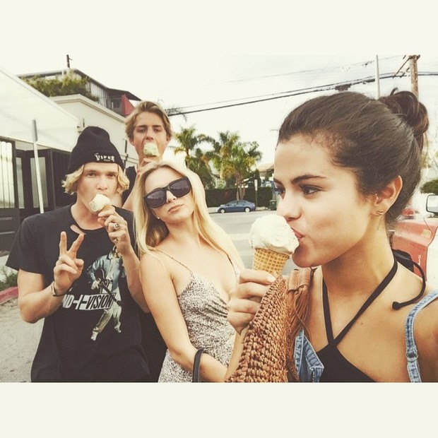 Selena Gomez com amigos (Foto: Instagram)