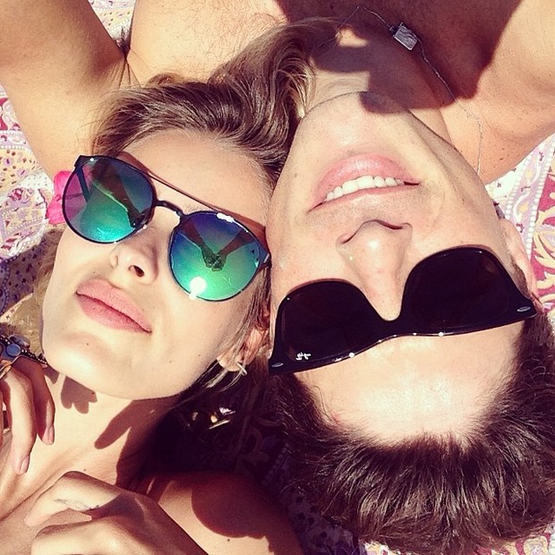 Yasmin Brunet e marido, Evandro Soldati na praia  (Foto: Instagram / Reprodução)