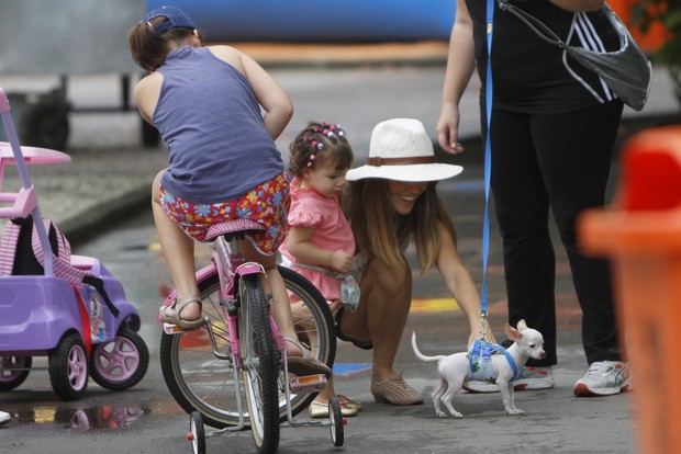 Fernanda Pontes com a filha (Foto: Gil Rodrigues/FotoRio News)