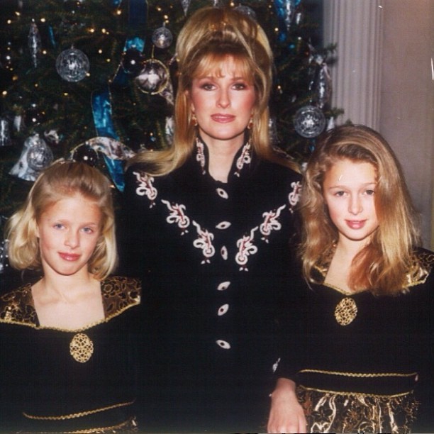Paris Hilton com a mãe, Kathy Hilton, e a irmã Nicky em foto de arquivo (Foto: Instagram/ Reprodução)
