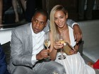 Beyoncé usa vestido decotado para badalar com Jay-Z