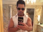 Zezé di Camargo faz selfie no espelho e exibe braços musculosos