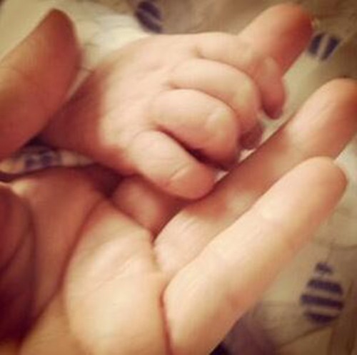 Pippa Middleton posta foto da mão do filho de Kate Middleton e Principe Willam (Foto: Twitter/Reprodução)